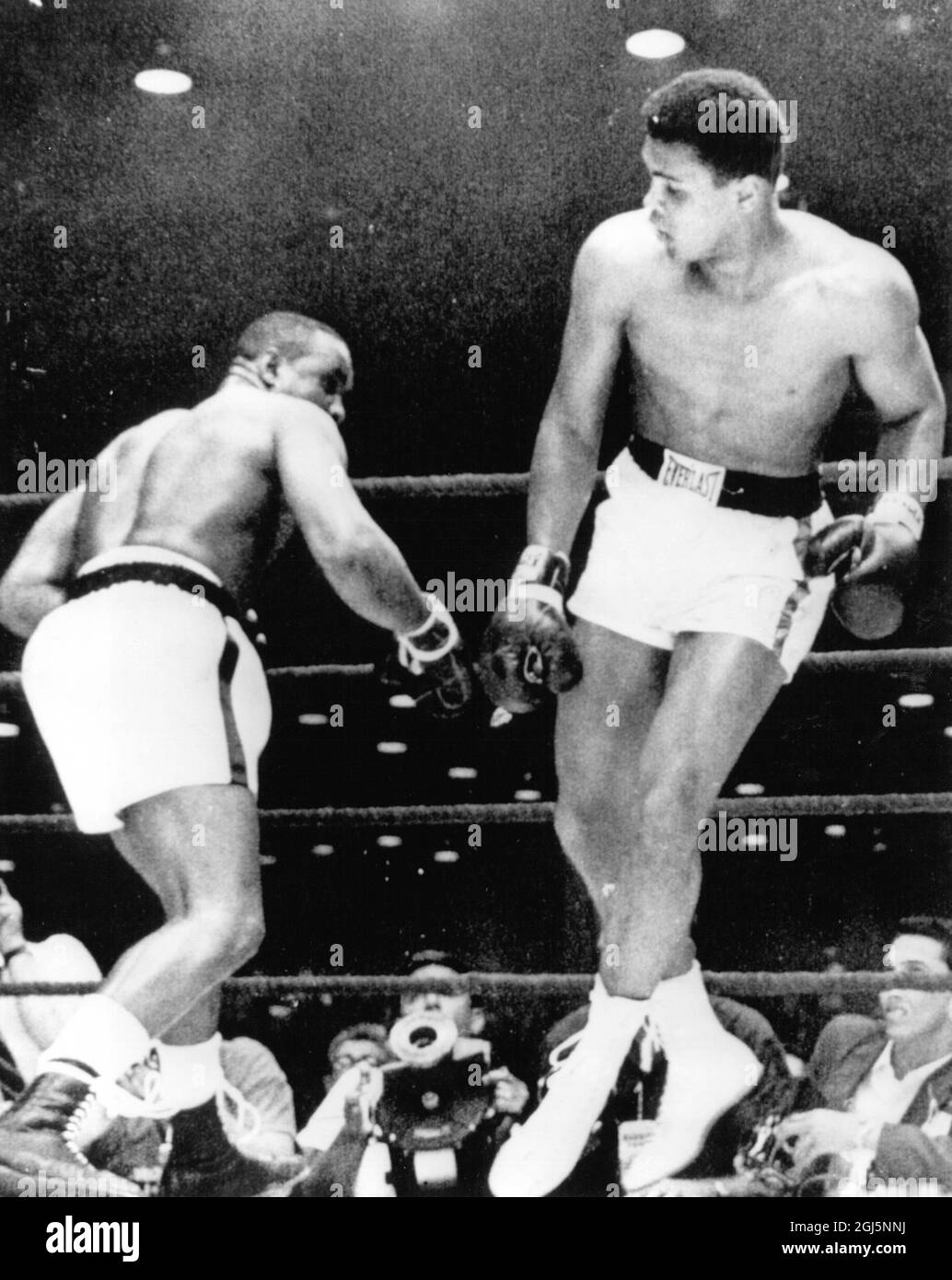 (Muhammad Ali) Cassius Clay in the boxing ring with Sonny Liston 1964 Stock Photo