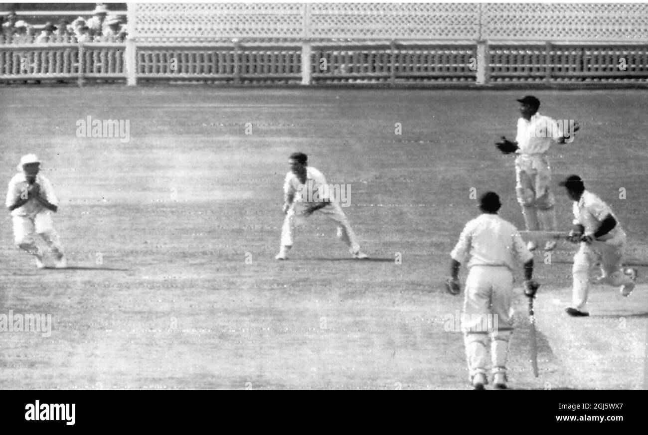 Cricketers Godfrey Evans is caught out by Richie Benaud 1959 Stock Photo