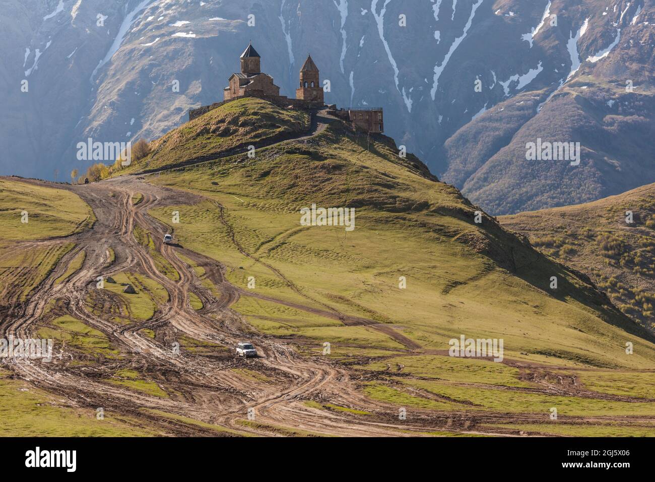 georgia-georgian-military-highway-kazbegi-stepantsminda-gergeti