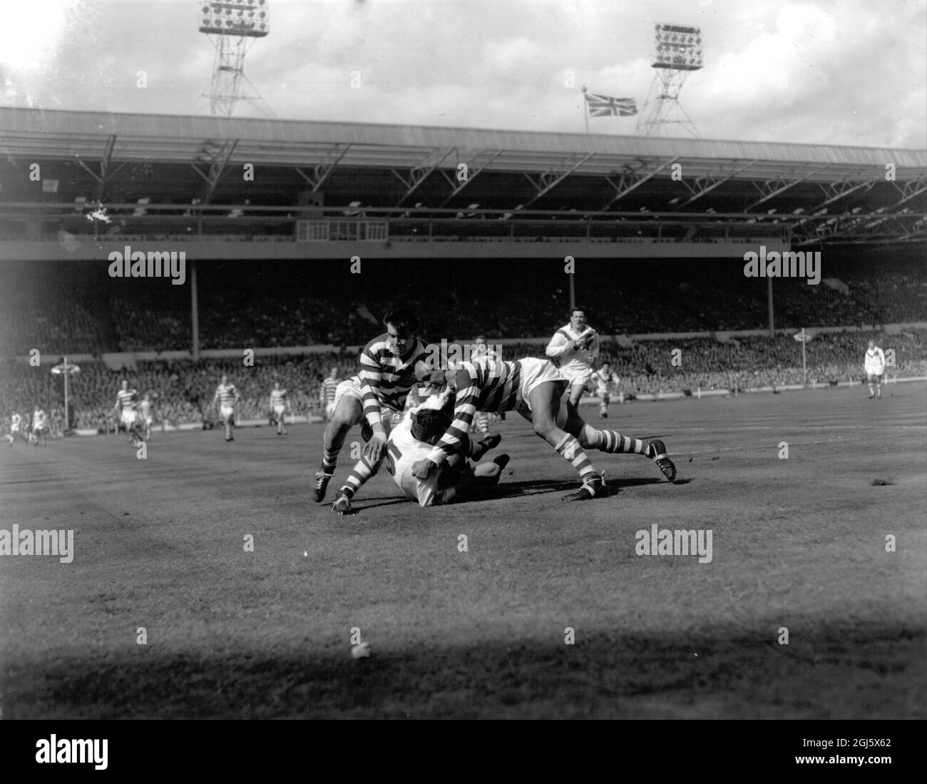 Coetzer of Wakefield tries to fight off Wigan's Billy Boston at the Rugby League Cup Final, on Wembley Stadium, London 11 May 1963 Stock Photo