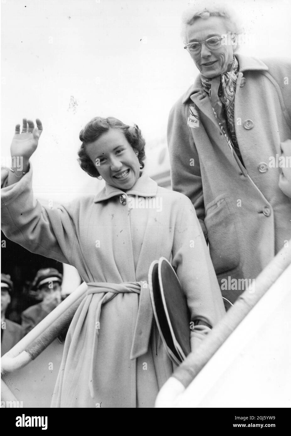 Maureen Connolly : 1934-1969 , American tennis player , Little Mo as she was known , seen as she leaves the plane at London Airport , London , England , with her coach Eleanor Tennant 20 May 1952 Stock Photo