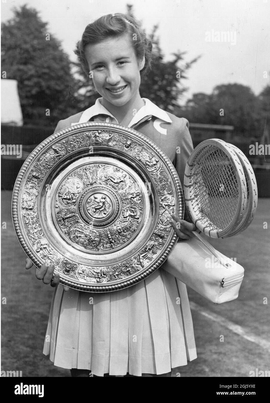 Maureen Connolly : 1934-1969 , American tennis player , Little Mo as she was known , seen here holding the championship plate after winning Wimbledon , London , 1957 Stock Photo