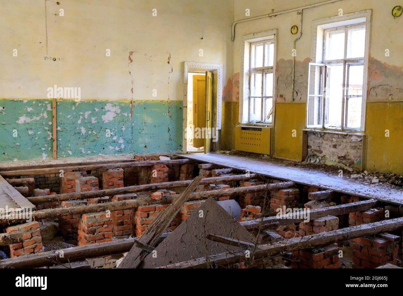 Ukraine, Pripyat, Chernobyl. Room with entire floor missing Stock Photo ...