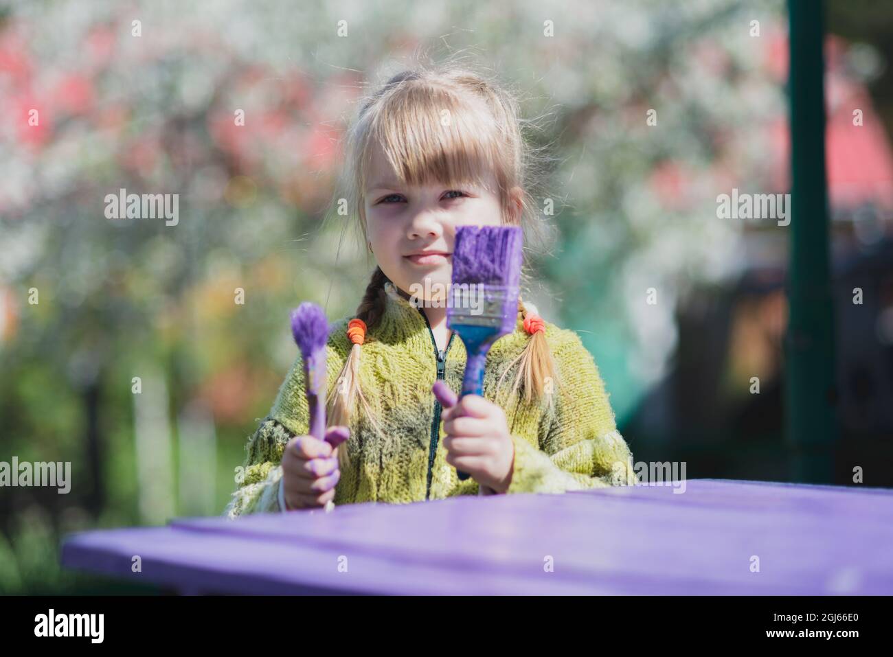 Girl with brush hi-res stock photography and images - Alamy