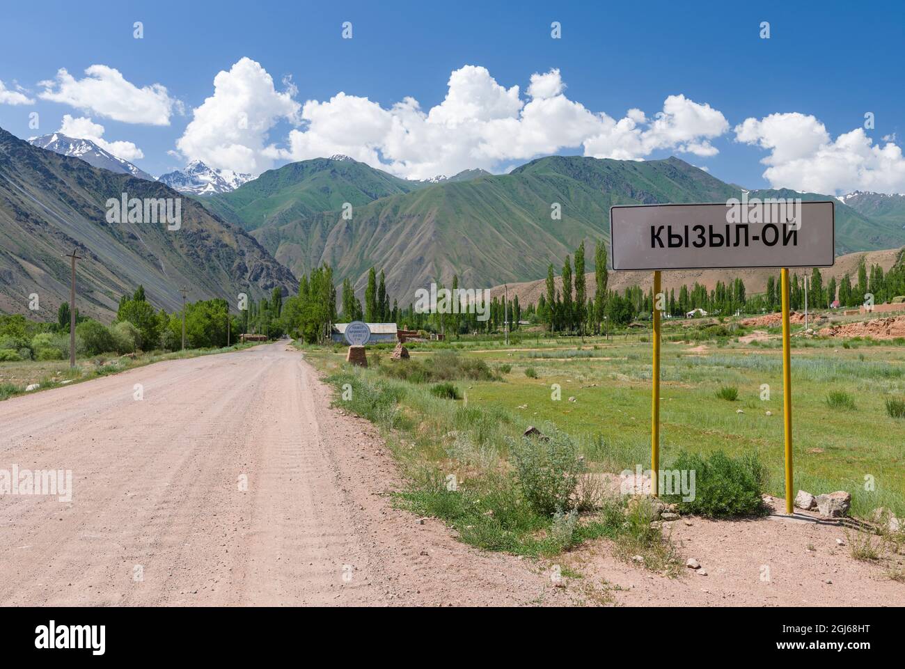 Village Kyzyl-Oy. Valley of river Suusamyr in the Tien Shan Mountains, Kyrgyzstan Stock Photo