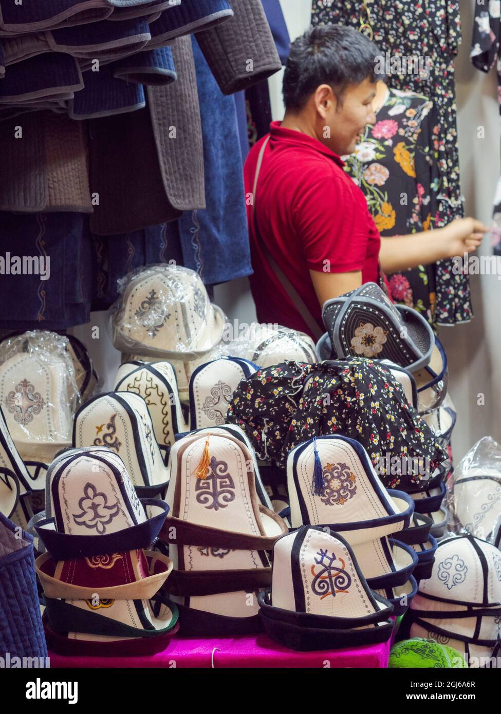 Kalpak (Al-Kalpak), the traditional felt hat of Kyrgyzstan. Jayma Bazaar,  one of the greatest traditional markets in central Asia. City Osh in the  Fer Stock Photo - Alamy