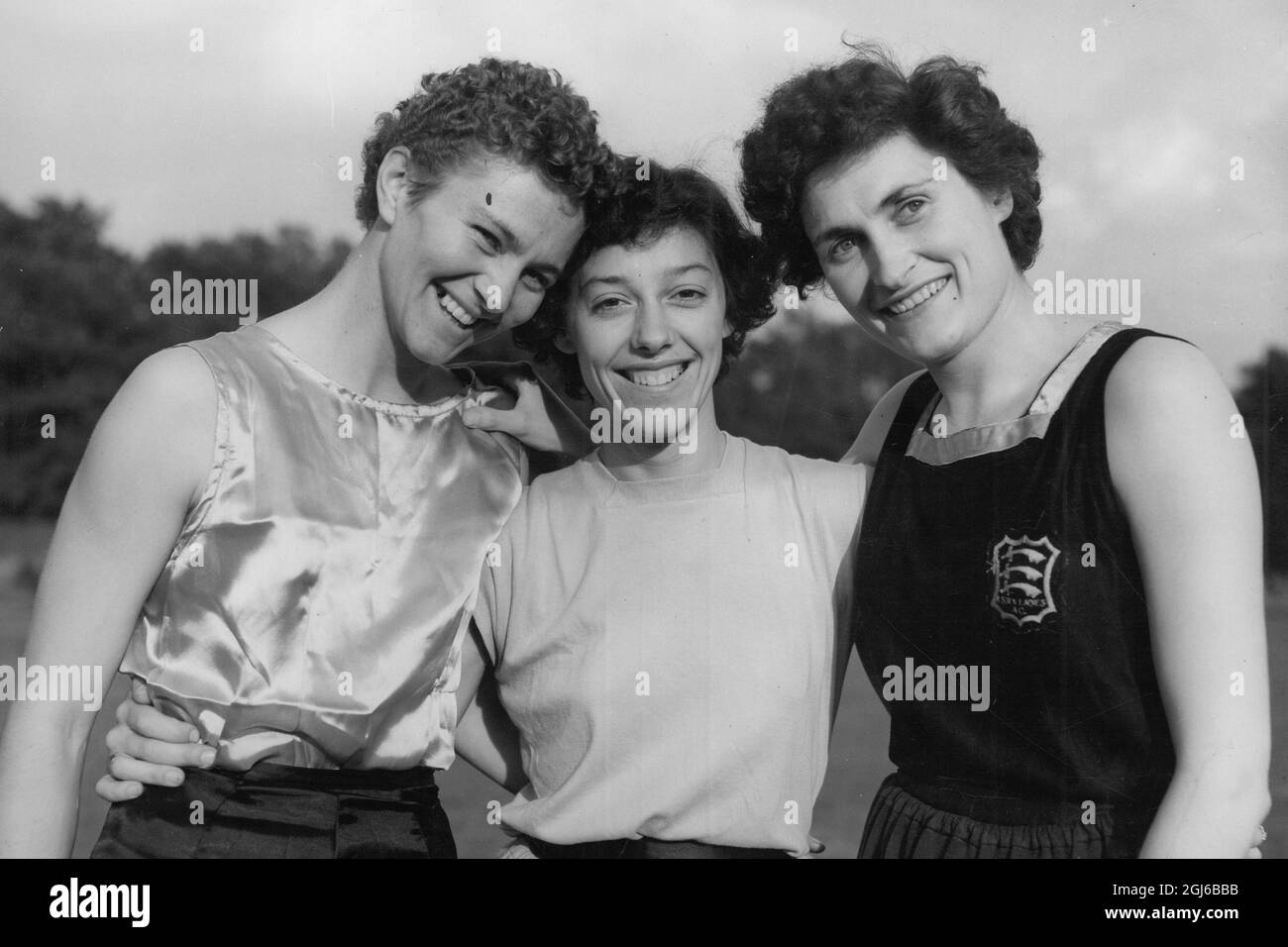 Jean Desforges (right) - seen here with Terry Fisher and Edna Maskell - Essex hurdler and long jumper - competed in 1952 Olympics - photo dated 28 June 1954 Stock Photo