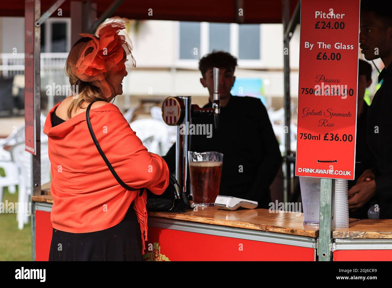 Lady's queues at the Pimm's bar at the St Leger Festival 2021 at Doncaster Racecourse in, on 9/8/2021. (Photo by Mark Cosgrove/News Images/Sipa USA) Credit: Sipa USA/Alamy Live News Stock Photo
