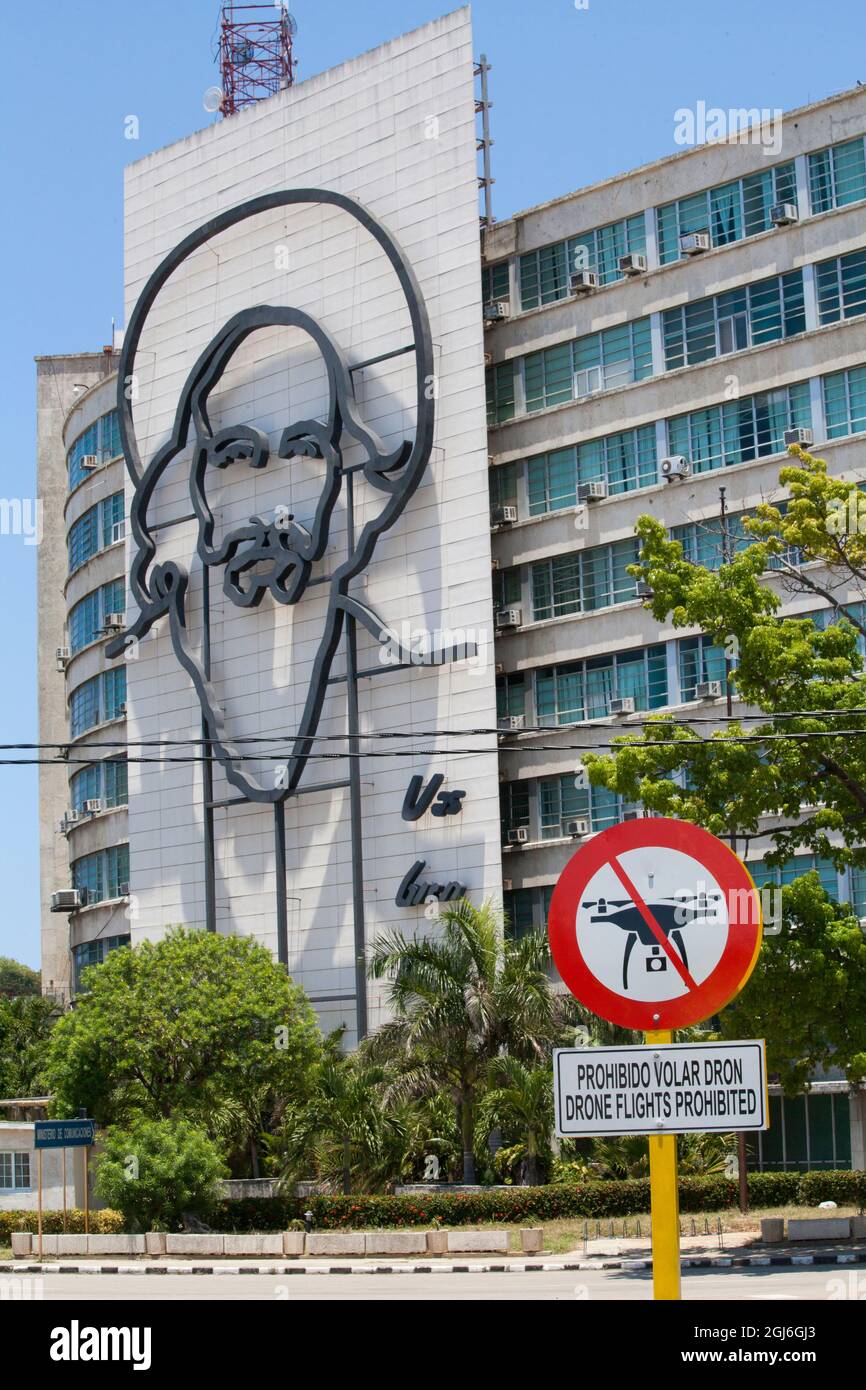 Fidel Castro sculpture in Revolution Square, Havana, Cuba. Plaza de la  Revolucion, Ministry of Interior building 'No drone fly zone' sign Stock  Photo - Alamy