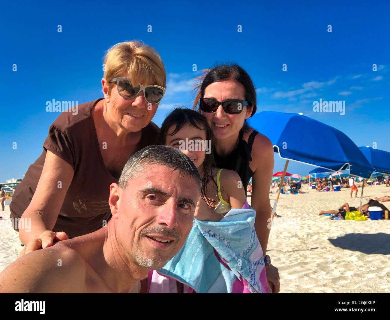 Smiling family on beach hi-res stock photography and images - Alamy