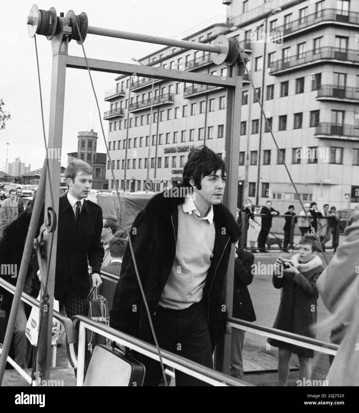 Paul mccartney 1967 hi-res stock photography and images - Alamy