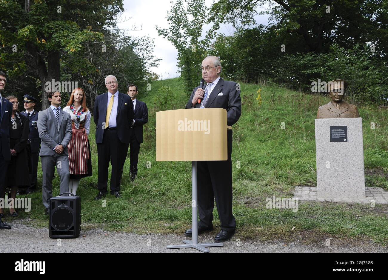 Prince Carl Philip unveiled a memorial of the Swedish Count Folke Bernadotte of Wisborg at the Royal Djurgarden Park in Stockholm, Sweden, September 16, 2011. Count Bernadotte, a relative to Prince Carl Philip, was murdered on a UN Mission in Israel 1948. Foto: Anders Wiklund / SCANPIX / Kod 10040 STOCKHOLM 20110916 Moderaternas partiledare Fredrik Reinfeldt och partisekreterare Sofia Arkelsten presenterade pÃ¥ fredagen stÃ¤mmohandlingarna infÃ¶r moderaternas partistÃ¤mma den 20-23 oktober. Foto: Anders Wiklund / SCANPIX / Kod 10040 Stock Photo