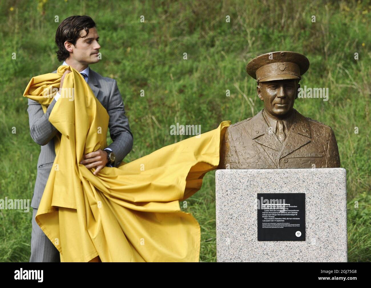 Prince Carl Philip unveiled a memorial of the Swedish Count Folke Bernadotte of Wisborg at the Royal Djurgarden Park in Stockholm, Sweden, September 16, 2011. Count Bernadotte, a relative to Prince Carl Philip, was murdered on a UN Mission in Israel 1948. Foto: Anders Wiklund / SCANPIX / Kod 10040 STOCKHOLM 20110916 Moderaternas partiledare Fredrik Reinfeldt och partisekreterare Sofia Arkelsten presenterade pÃ¥ fredagen stÃ¤mmohandlingarna infÃ¶r moderaternas partistÃ¤mma den 20-23 oktober. Foto: Anders Wiklund / SCANPIX / Kod 10040 Stock Photo