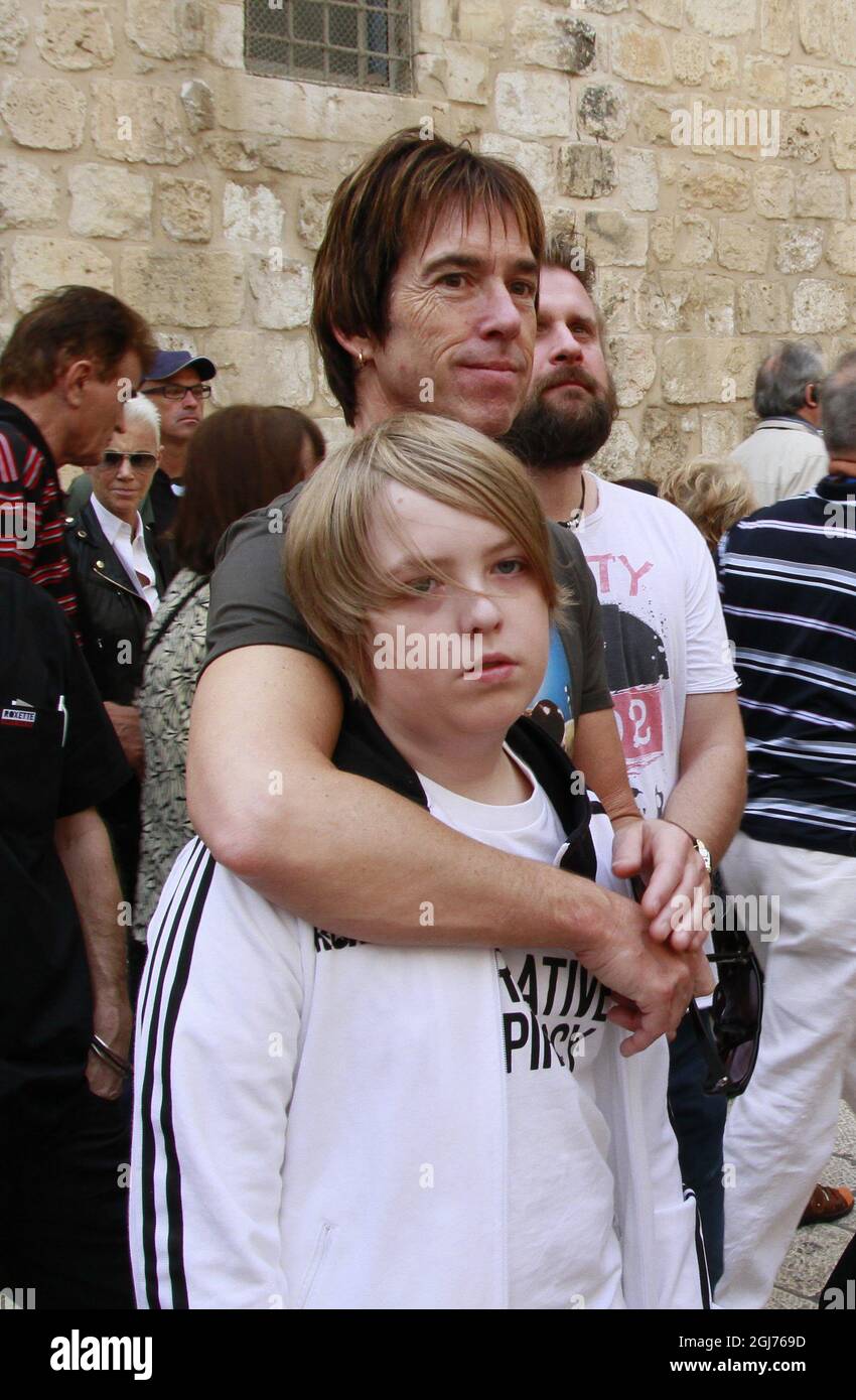 Jerusalem 2011-10-21 Per Gessle and his son Gabriel in Jerusalem's old city's narrow streets. The Gessle family had time for some sightseeing between Roxettes concerts in Israel. Foto Richard Conricus / SCANPIX kod 10541 Stock Photo
