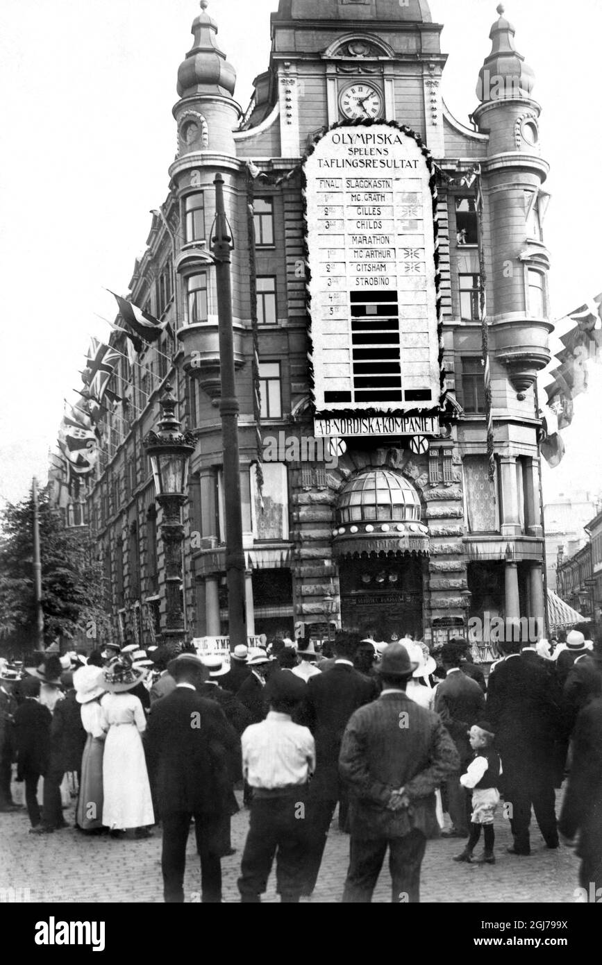 FILE 1912 News from the Olympics held at the Stadium, Stockholm stadion was reported on a large scoreboard on departement store Nordiska Kompaniet's building in the center of town. Here the public gets to know the results in hammer throw. Foto:Scanpix Historical/ Kod:1900 Scanpix SWEDEN Stock Photo