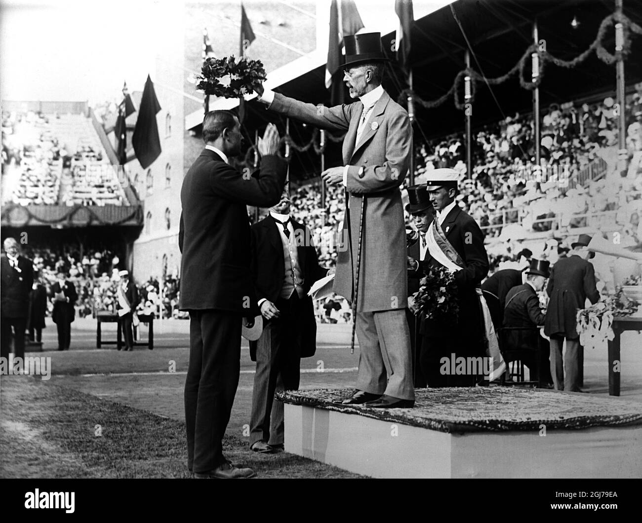 King gustaf v sweden hi-res stock photography and images - Alamy