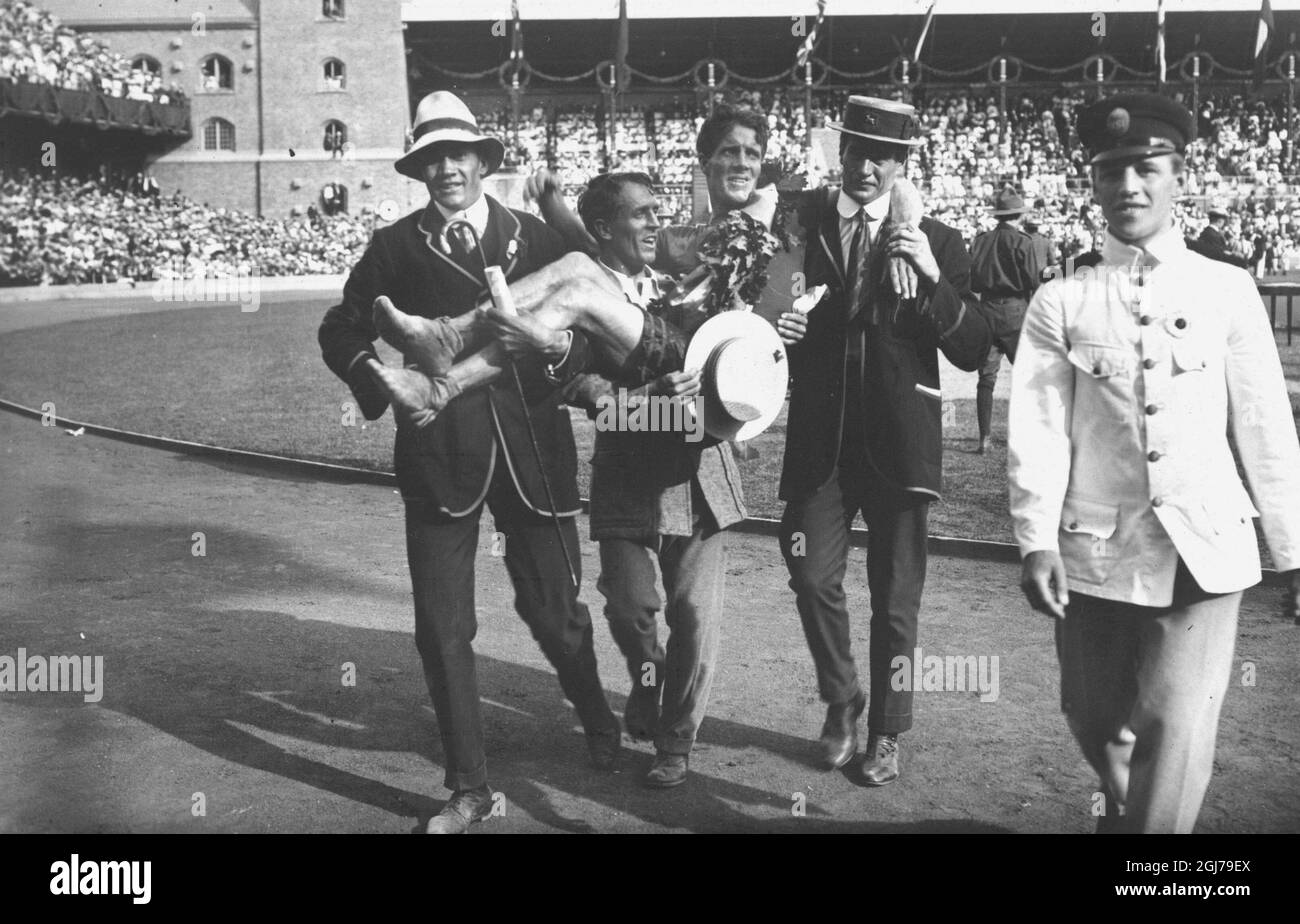 FILE 1912 Ken McArthur from South Afica winner of the marathon race, time 2.36.54,8 at the Olympics in Stockholm 1912 is celebrated by his fans. Foto:Scanpix Historical/ Kod:1900 Scanpix SWEDEN s. Stock Photo