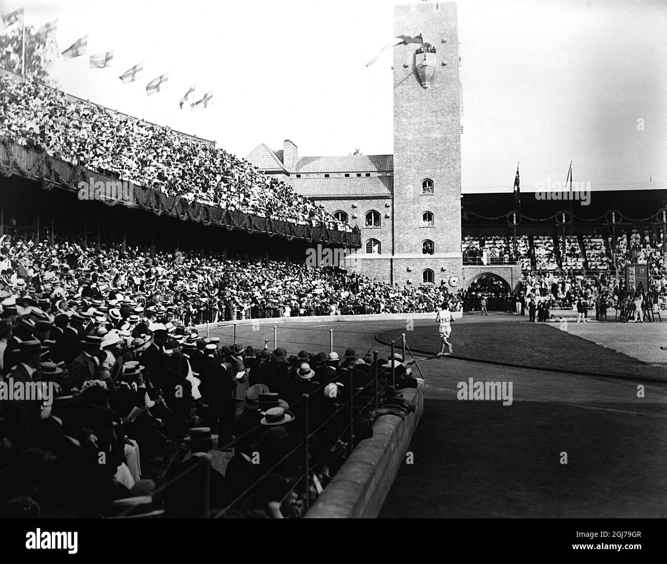 FILE 1912 The Marathon winner Kenneth McArthur from South Africa meets a crowded Stadium in Stockholm at the olympics 1912. Foto:Scanpix Historical/ Kod:1900 Scanpix SWEDEN s. Stock Photo