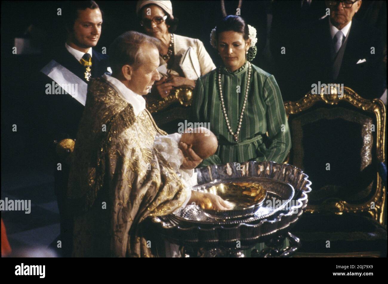 STOCKHOLM FILE 1977-09-27 Princess Victoria is baptized by the Archbishop Olof Sundby and given the names Victoria Ingrid Alice Désirée in the palace church in Stockholm, September 27, 1977 in the background is her father, King Carl Gustaf, Queen Silvia, the Queen's mother Alice Sommerlath and father Walther Sommerlath.  Foto: Reportagefoto / SCANPIX / Kod: 35790 Stock Photo