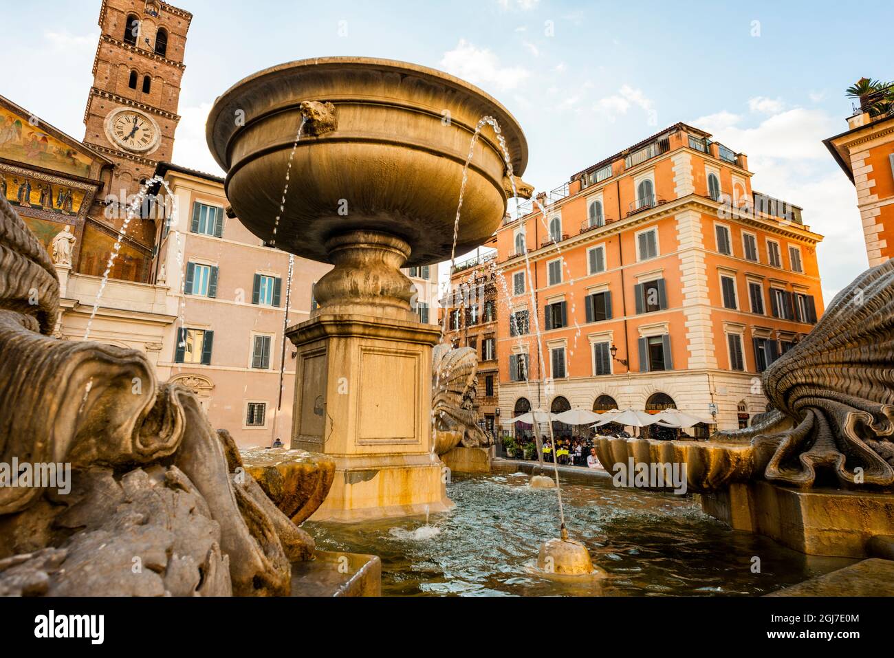 Italy, Rome. Trastevere, Piazza di Santa Maria di Trastevere, 8th century  medieval-style fountain restored in 1658-94 by Donato Bramante and 1873  Stock Photo - Alamy, image size:1300x957