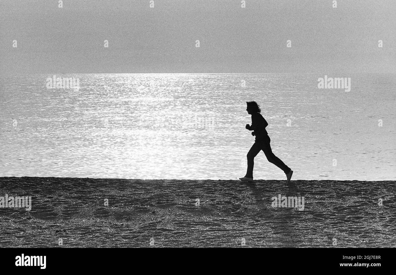 snap Dictatuur open haard MONACO 1974 Bjorn Borg out jogging on the beach along the Mediterranean in  Monaco 1974. Foto Jacob Forsell / XP / SCANPIX Kod 14 Stock Photo - Alamy