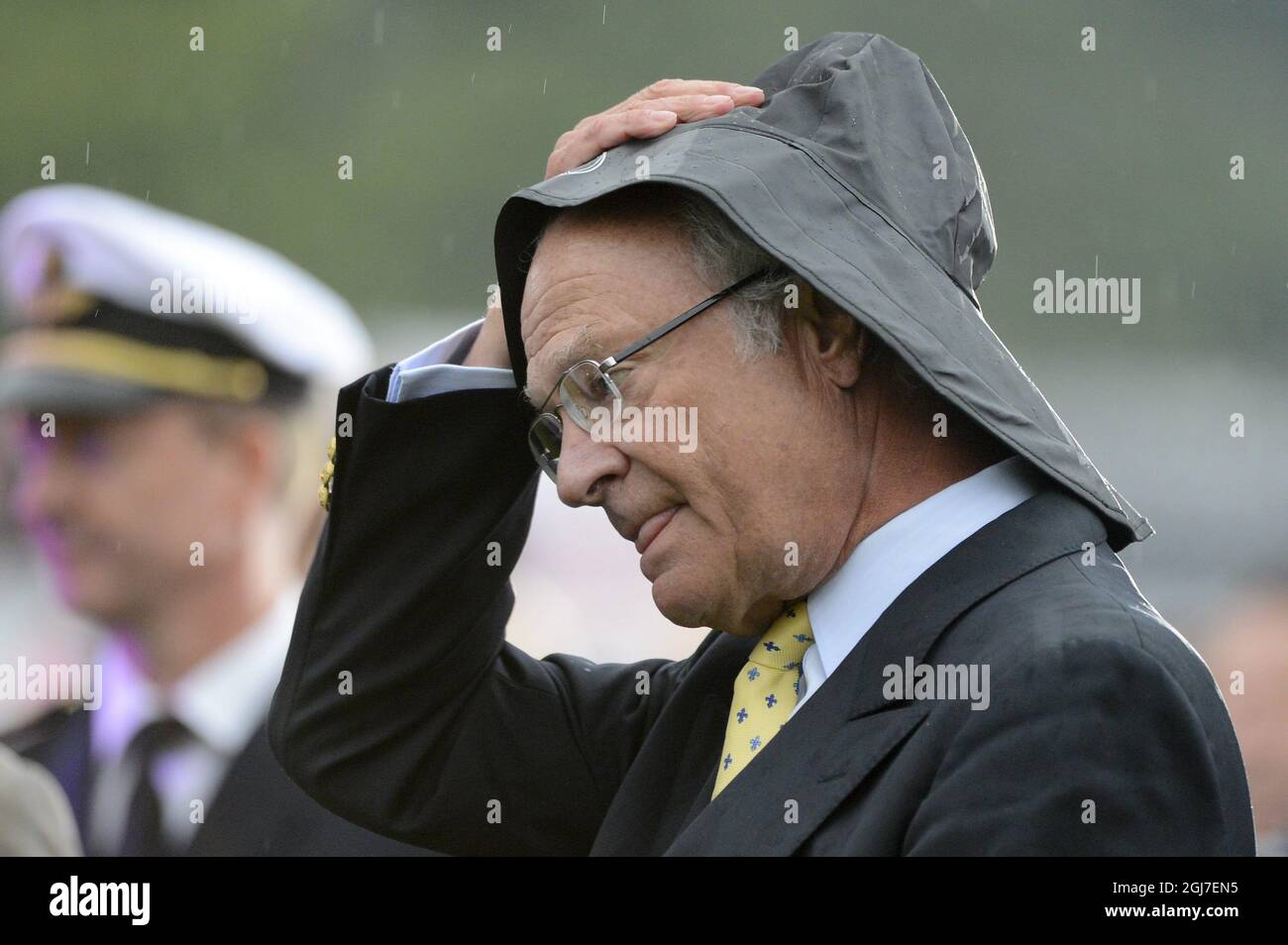 Swedish King Carl Gustaf wears a fur hat during the prize giving ceremony  of the season's last women's downhill race at the Alpine Skiing World Cup  Finals in Are March 11, 2009.