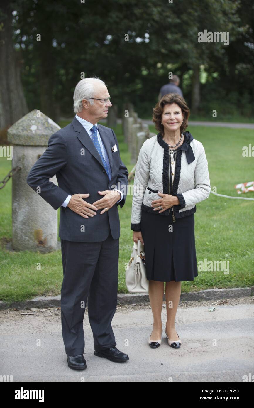 HALMSTAD 20120904. Queen Silvia and King Carl Gustaf during a visit to a farming estate near Halmstad, Sweden, September 4, 2012 .The Royals are on a one day visit to the county of Halland. Foto: Anders Andersson/SCANPIX Kod 11091 Stock Photo