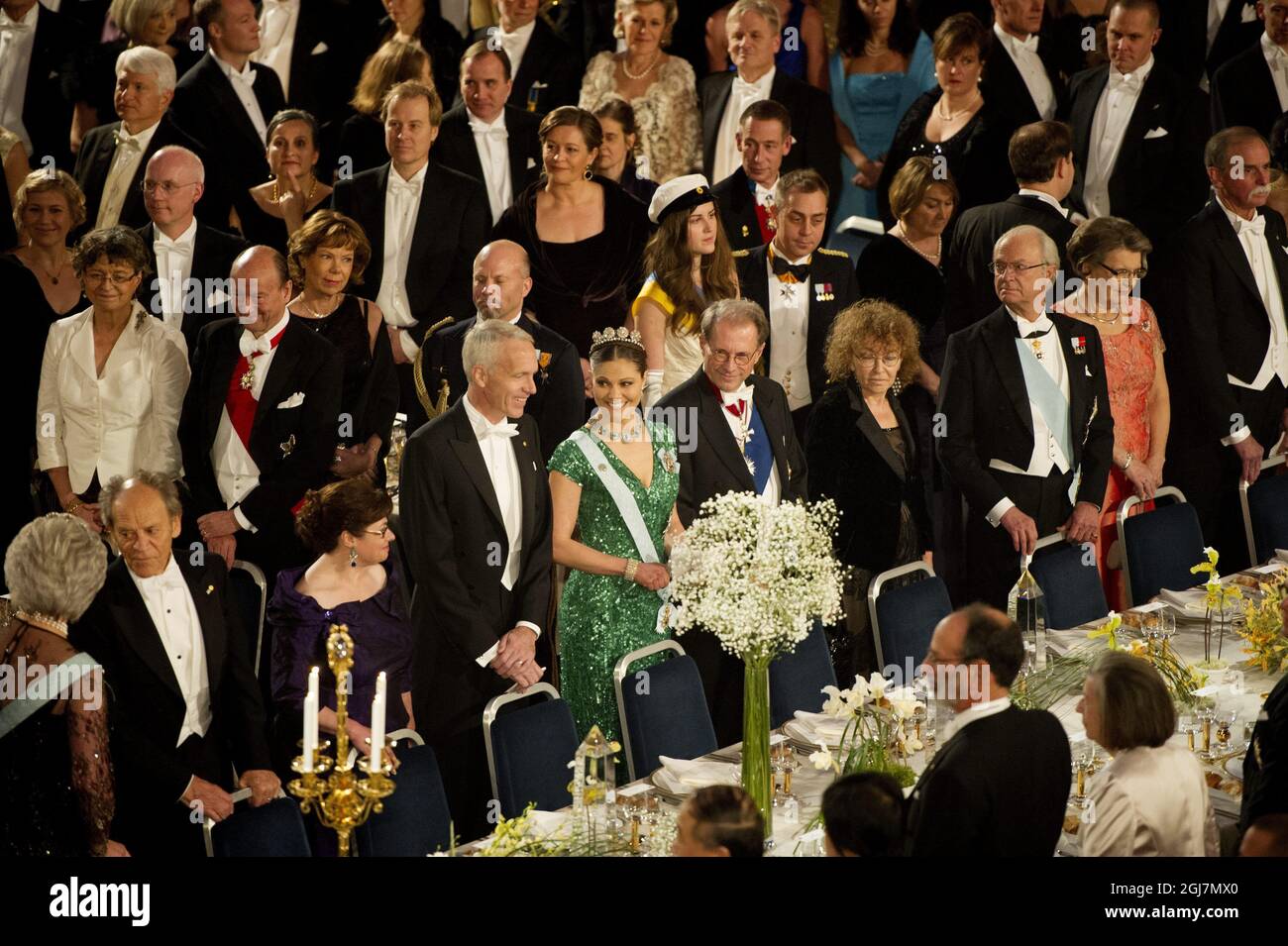 STOCKHOLM 2012-12-10 The guests at the honorary table, Brian K. Kobilka, Nobel Laureate in Chemistry,  Crown Princess  Victoria, Per Westerberg, Speaker of the House of Parliament, Claudine Haroche and King Carl Gustaf at the Nobel Banquet in the City Hall in Stockholm Sweden, December 10, 2012. Photo Jessica Gow  / SCANPIX code 10070   Stock Photo