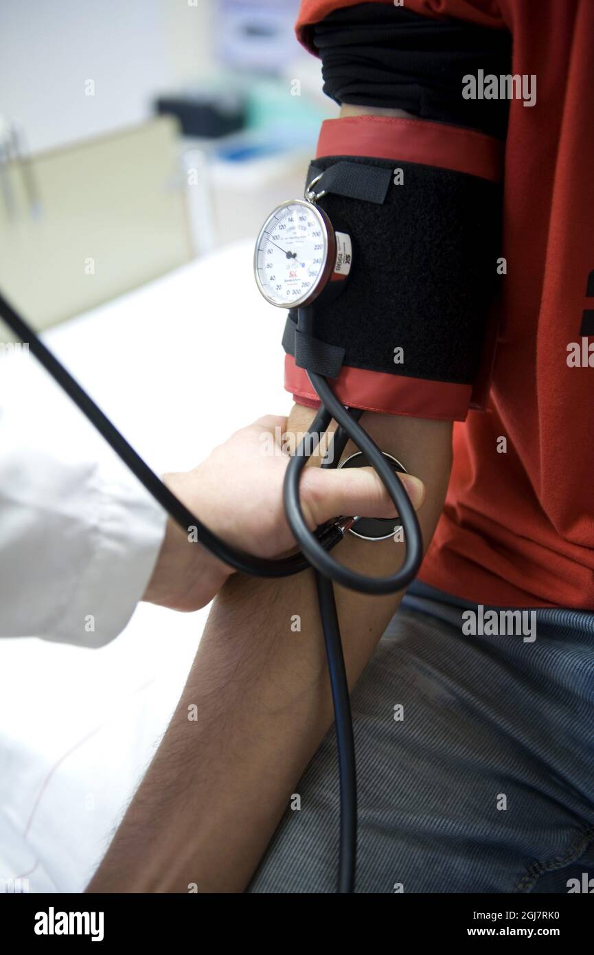 Man blood pressure taken hi-res stock photography and images - Alamy