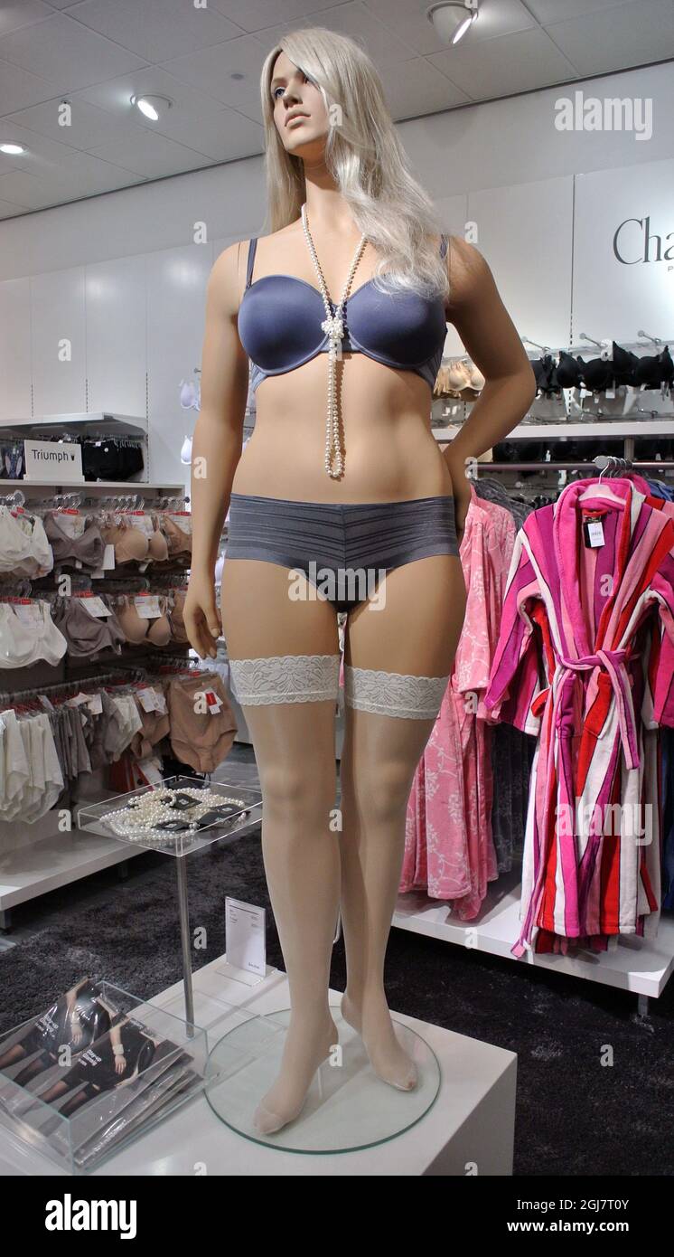 medarbejder Ambient Underskrift MALMO 2013-03-18 A plus size mannequin is seen in a shop window in Malmo,  Sweden, 18 March 2013. The mannequin has attracted attention around the  world and has been hailed by women