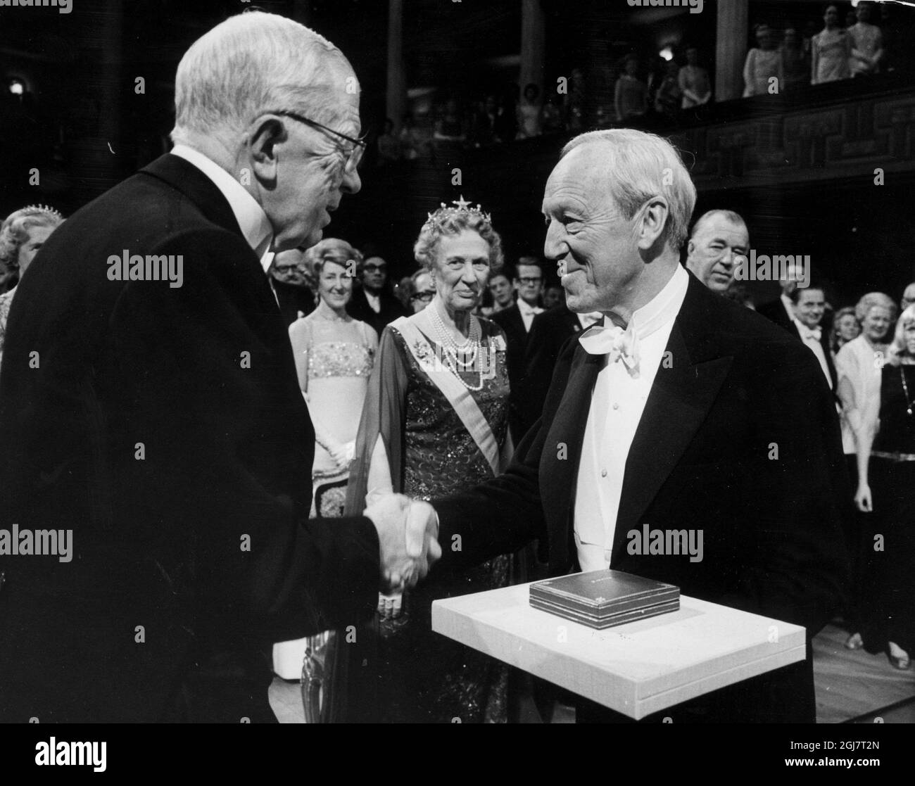NOBEL PHYSICS:1970 - Physics laureate Hannes Alfvén from Sweden recieves his prize from the Swedish King Gustaf VI Adolf. Alfvén shares the prize with Louis Néel, France.  Foto: SCANPIX SWEDEN   Kod: 194  COPYRIGHT SCANPIX SWEDEN Stock Photo
