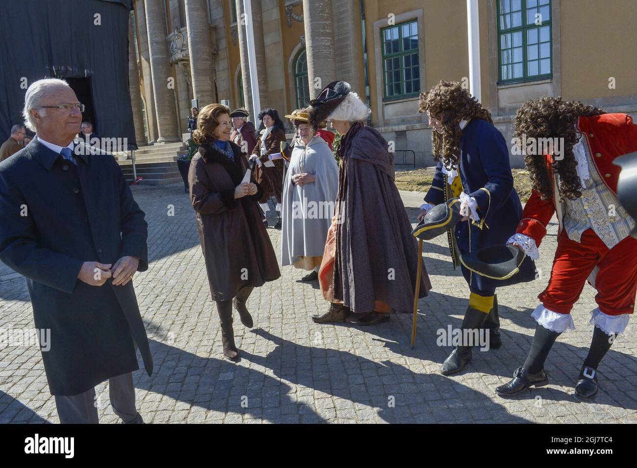 KARLSKRONA 2013-04-06 King Carl Gustaf and Queen Silvia are greeted by people in 17th century dresses at the main square in Karlskrona, Southern Sweden, on April 6, 2013. The King and Queen are touring Sweden to mark the King's 40th anniversay on the throne. Foto: Jonas EkstrÃ¶mer / SCANPIX / Kod 10030 Stock Photo