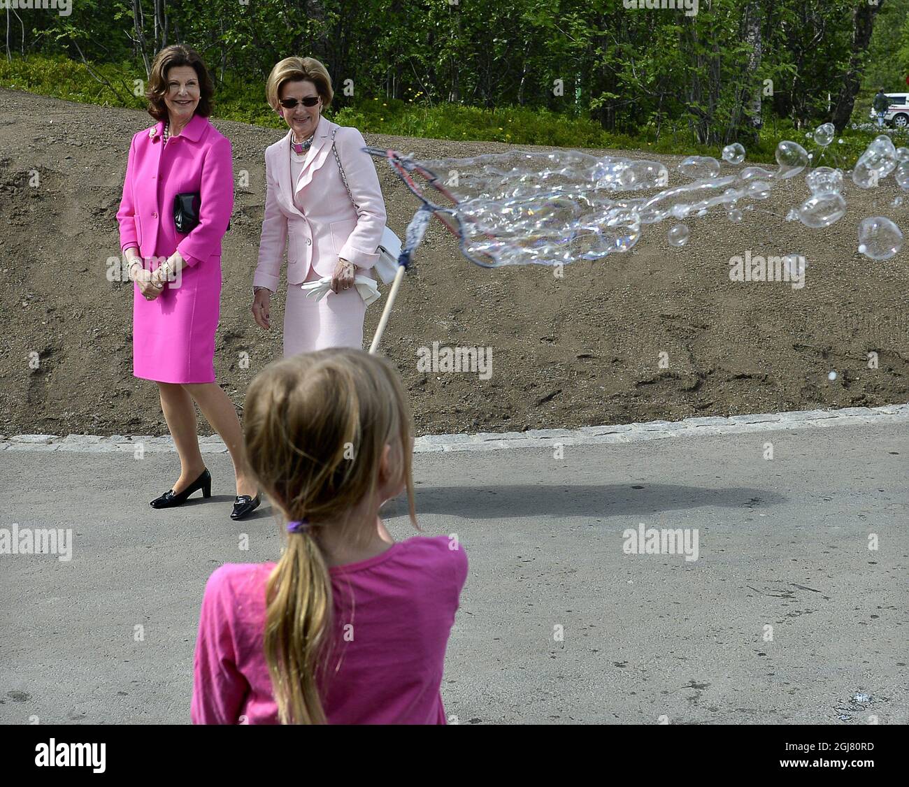 TROMSÃ– 2013-06-19 King Carl XVI Gustaf, Queen Silvia of Sweden and King Harald and Queen Sonja of Norway, visits the city of Tromso , North Norway June 19, 2013. The Swedish Royals are on an official visit on invitation by King Harald of Norway. The two Queen's playing with soap-bubbles. Photo Anders Wiklund / SCANPIX / kod 10040  Stock Photo