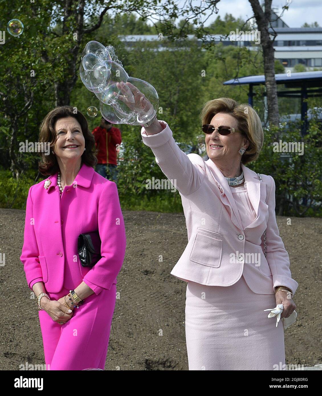 TROMSÃ– 2013-06-19 King Carl XVI Gustaf, Queen Silvia of Sweden and King Harald and Queen Sonja of Norway, visits the city of Tromso , North Norway June 19, 2013. The Swedish Royals are on an official visit on invitation by King Harald of Norway. The two Queen's playing with soap-bubbles. Photo Anders Wiklund / SCANPIX / kod 10040  Stock Photo