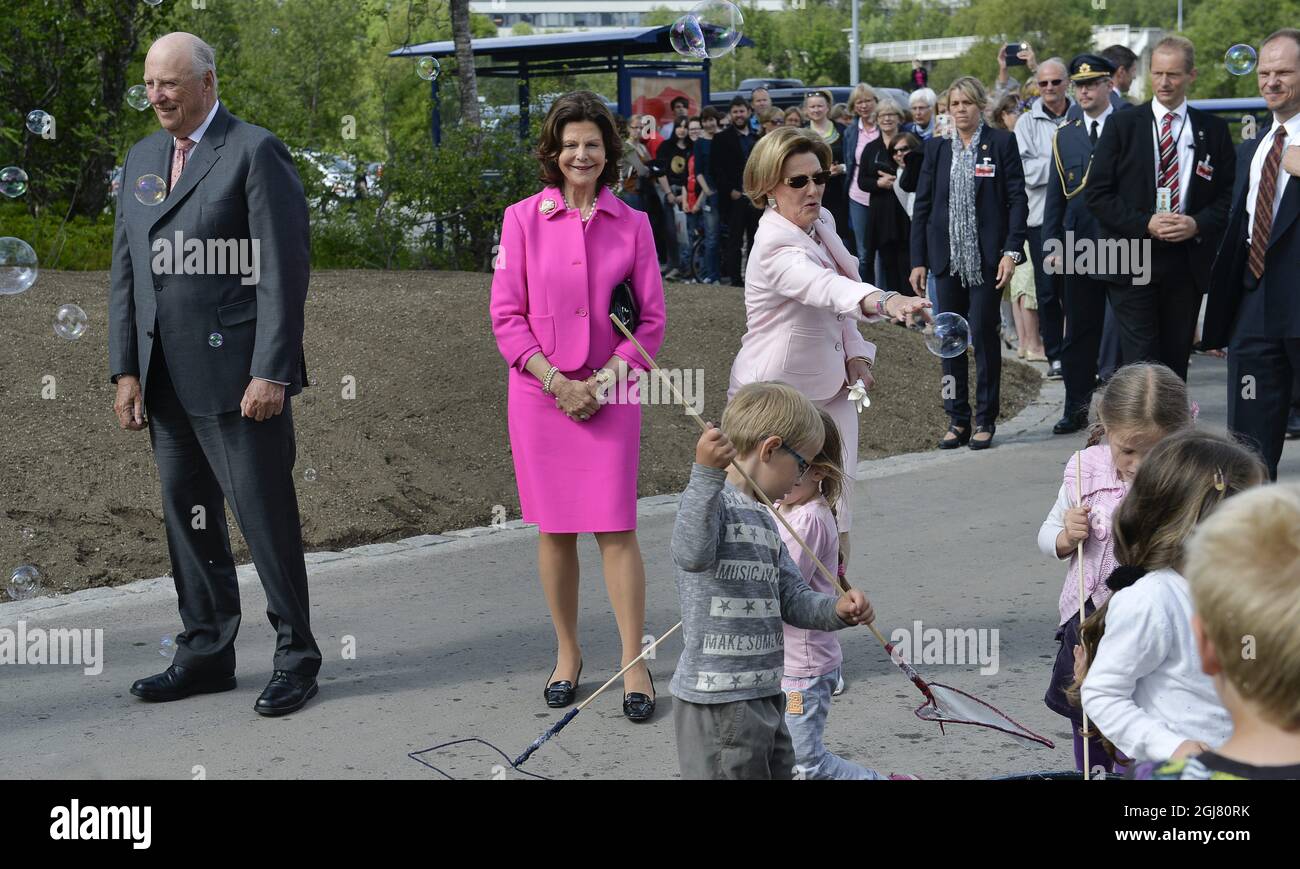 TROMSÃ– 2013-06-19 King Carl XVI Gustaf, Queen Silvia of Sweden and King Harald and Queen Sonja of Norway, visits the city of Tromso , North Norway June 19, 2013. The Swedish Royals are on an official visit on invitation by King Harald of Norway. The two Queen's playing with soap-bubbles. Photo Anders Wiklund / SCANPIX / kod 10040  Stock Photo