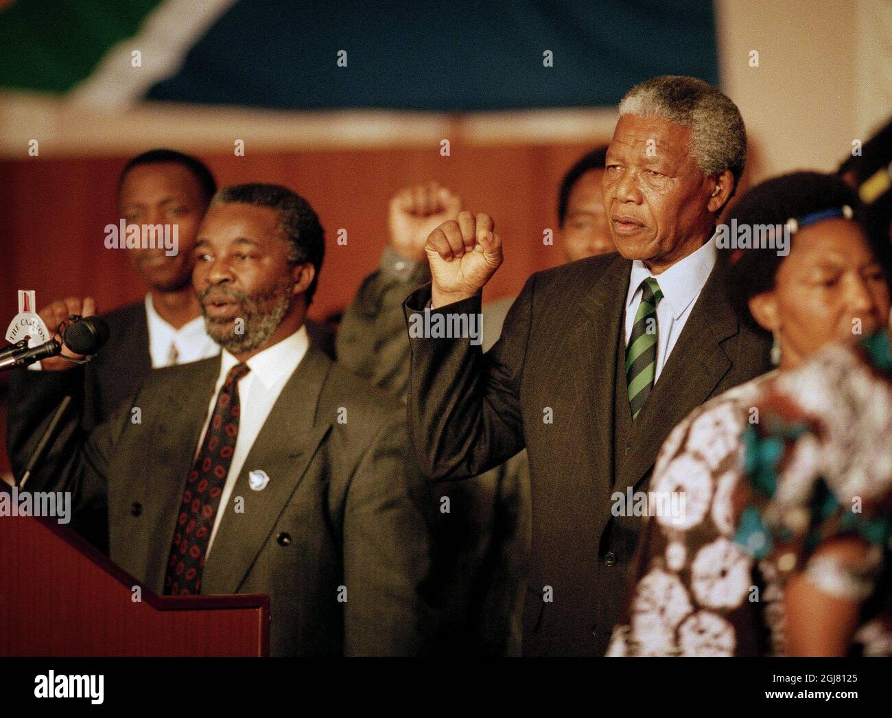 Johannesburg 19940503 - Nelson Mandela and Thabo Mbeki, celebrating the victory in the first free elections in South Africa in 1994. Foto: Ulf Berglund / SCANPIX / Kod: 33490  Stock Photo