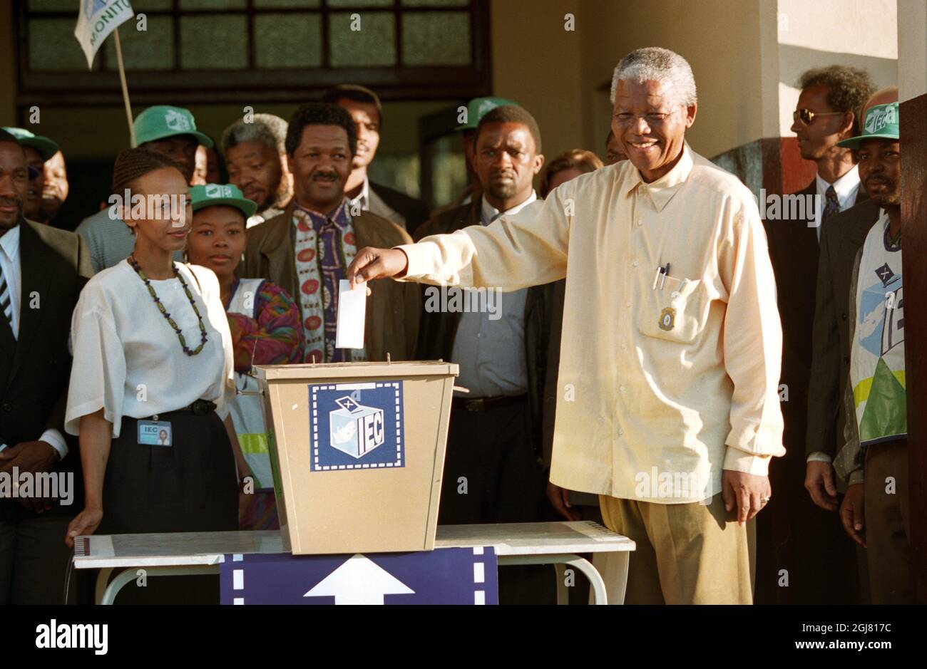 Durban 19940427 - Nelson Mandela cast hist vote on election day at the countryside close to Durban, South Africa in 1994. Mandela won the presidential election. Foto: Ulf Berglund / SCANPIX / Kod: 33490  Stock Photo