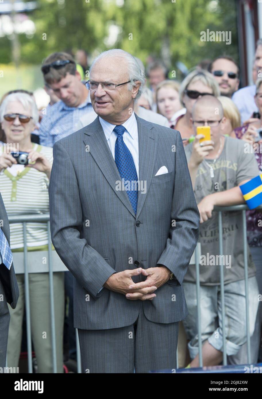 FORSHAGA 2013 King Carl Gustaf of Sweden and Queen Silvia.  Kung Carl Gustaf och drottning Silvia ser pÃƒÂ¥ hund dressyr. Detta pÃƒÂ¥ Forshagaakademi, besÃƒÂ¶ket var en del av kungens resa i VÃƒÂ¤rmland idag. Kungen reser under ÃƒÂ¥ret till alla svenska lÃƒÂ¤n som en del av hans firande av 40 ÃƒÂ¥r pÃƒÂ¥ tronen.ka lÃƒÂ¤n som en del av hans firande av 40 ÃƒÂ¥r pÃƒÂ¥ tronen.  Foto: Fredrik Sandberg / SCANPIX / Kod 10080 Stock Photo