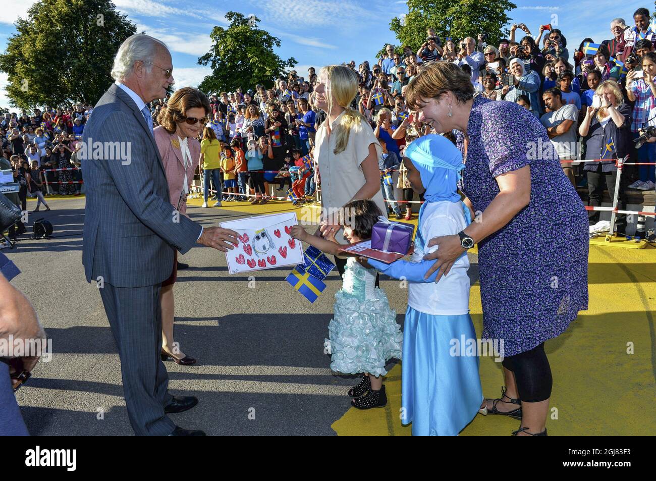 LINKOPING 20130903 King Carl Gustaf and Queen Silvia meet children during a visit to Ryd's activity park in Linkoping, Sweden, September 3, 2013. The visit is a part of the Kings ongoing 40 year anniversary on the throne. Foto:Jonas Ekstromer / SCANPIX / Kod 10030  Stock Photo