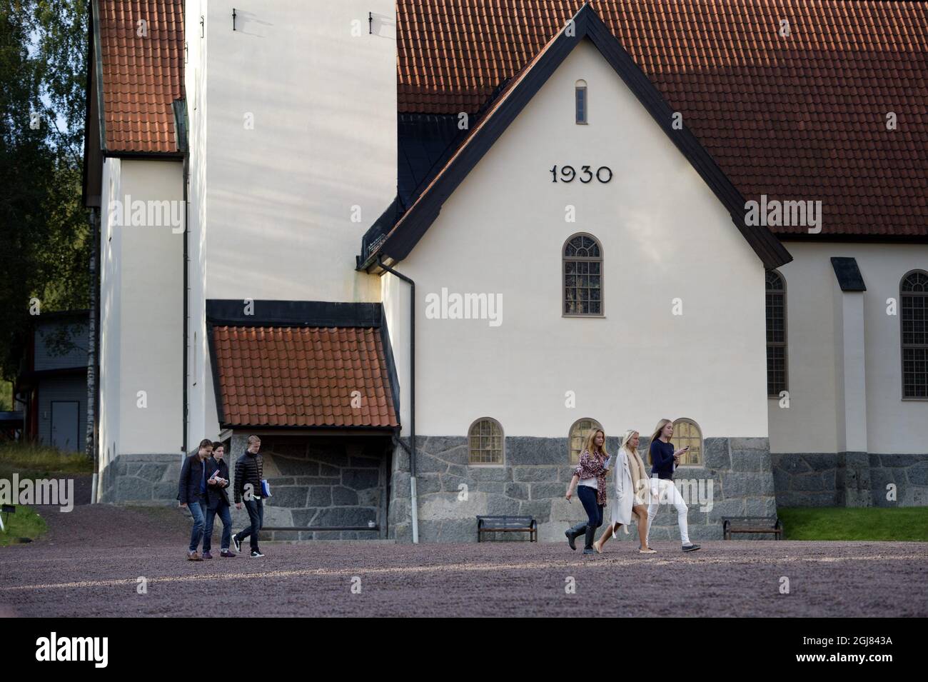 LUNDSBERG 20130909 Students are seen returning to the Lundsbergs