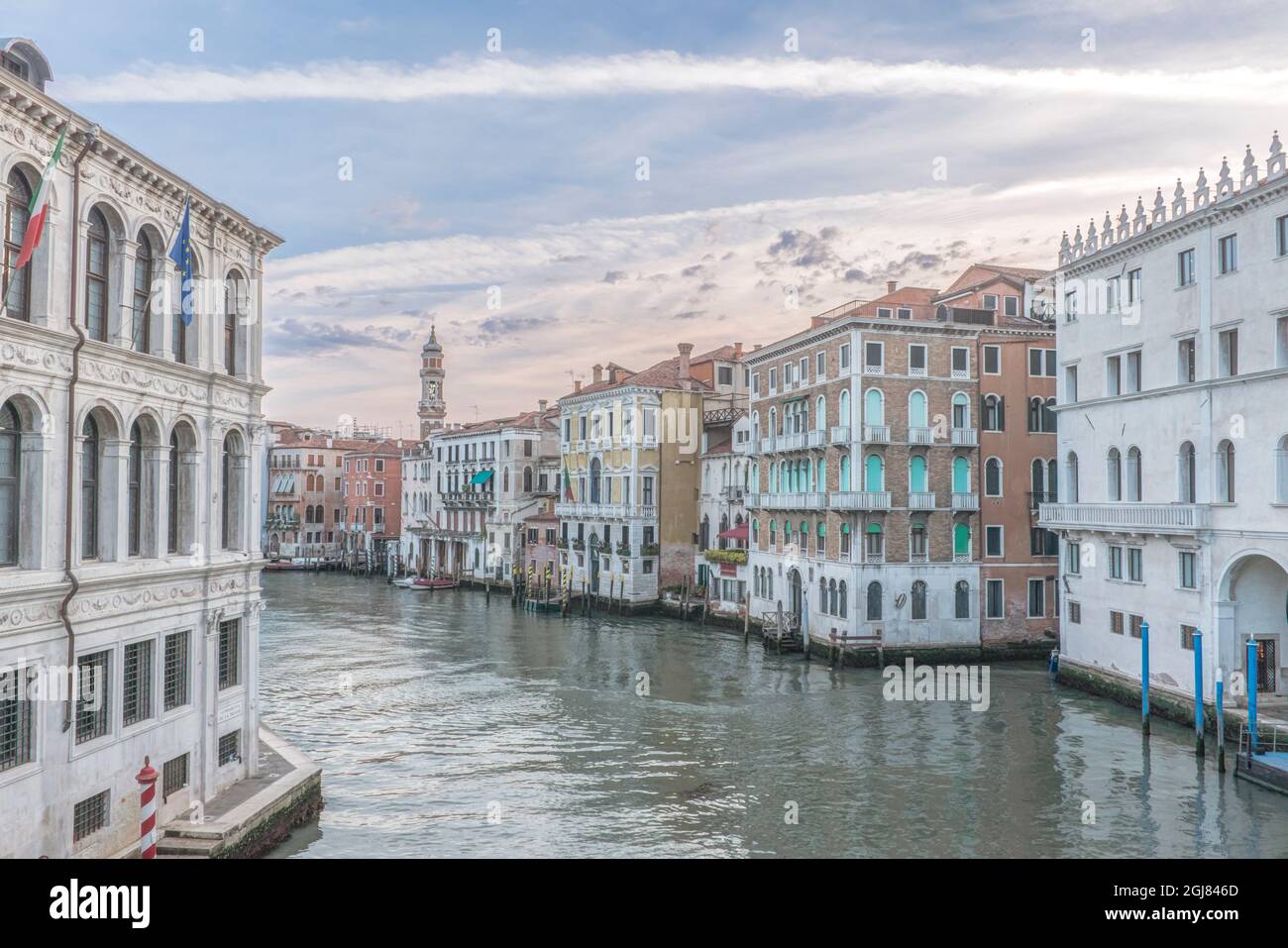 Rialto bridge from canal hi-res stock photography and images - Alamy