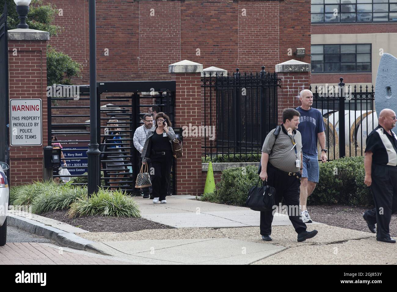 STOCKHOLM 2013-09-16 Staff are seen evacuating the Navy Yard in Washington, DC, September 16, 2013. A shooting rampage Monday at a US naval base in the heart of Washington claimed at least 13 lives, including the gunman. Foto: Axel Oberg / XP / SCANPIX / kod 7139 ** OUT SWEDEN OUT **  Stock Photo