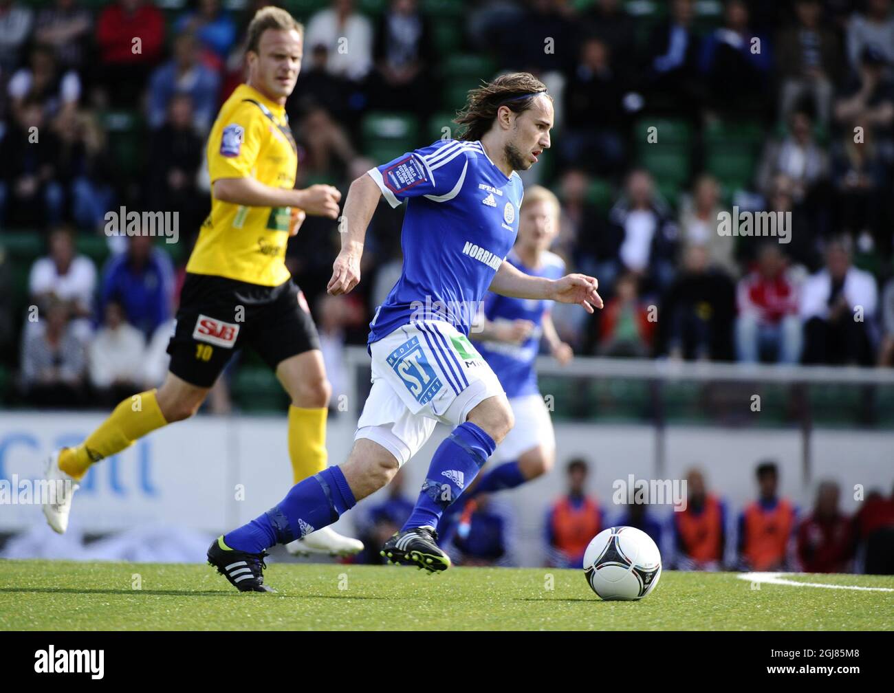 SUNDSVALL 20120721: Sundsvall's Kevin Walker controls the ball in front of Mjallby AIF's Marcus Ekenberg, left, in the allsvenska match between GIF Sundsvall and Mjallby AIF on July 21, 2012. Foto: Robin Nordlund / SCANPIX / Kod: 10850  Stock Photo
