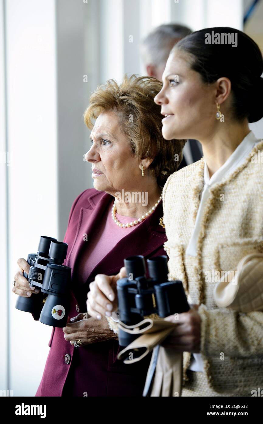 LUND 2013-10-03 Crown Princess Victoria seen poiting out landmarks for Maria Cavaco Silva during a visit to Ideon Gateway in Lund, Sweden, October 3, 2013. The Crown Princess couple accompanied President Anibal Cavaco Silva and his wife Maria. The Ideon Gateway is a model for building a city part designed for research and innovation. The President of Portugal is on a State visit to Sweden. Foto: Ludvig Thunman / TT / Kod 10600  Stock Photo