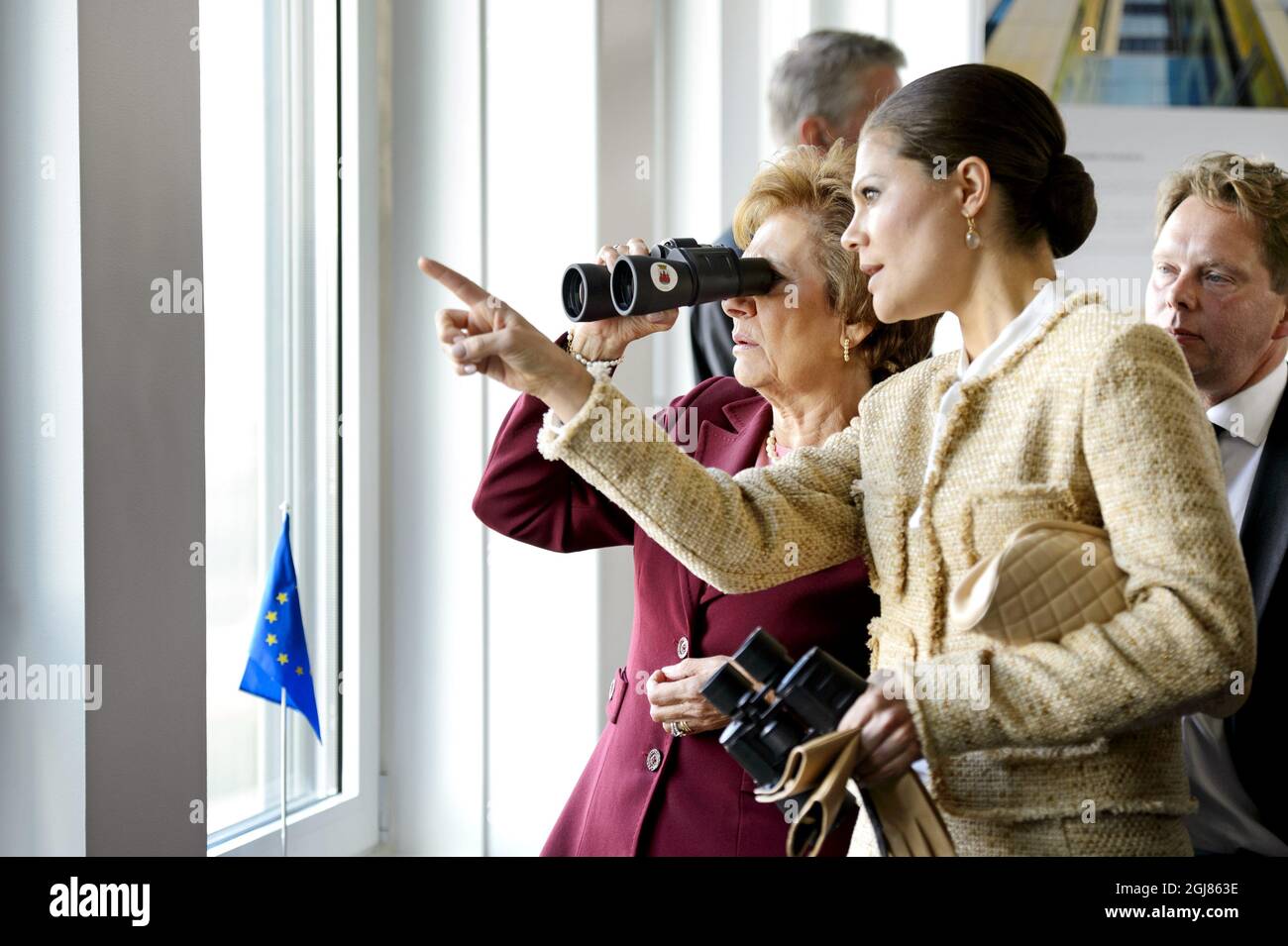 LUND 2013-10-03 Crown Princess Victoria seen poiting out landmarks for Maria Cavaco Silva during a visit to Ideon Gateway in Lund, Sweden, October 3, 2013. The Crown Princess couple accompanied President Anibal Cavaco Silva and his wife Maria. The Ideon Gateway is a model for building a city part designed for research and innovation. The President of Portugal is on a State visit to Sweden. Foto: Ludvig Thunman / TT / Kod 10600  Stock Photo