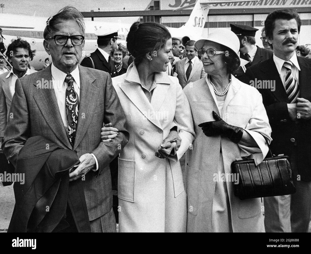 FILES STOCKHOLM 19760617. Silvia Sommerlath meets her parents Walther and Alice and her brother Joerg at Arlanda airport, two days ahead of her wedding to Swedish King Carl XVI Gustaf. Photo: Ragnhild Haarstad / SVD / SCANPIX / code: 11014  Stock Photo
