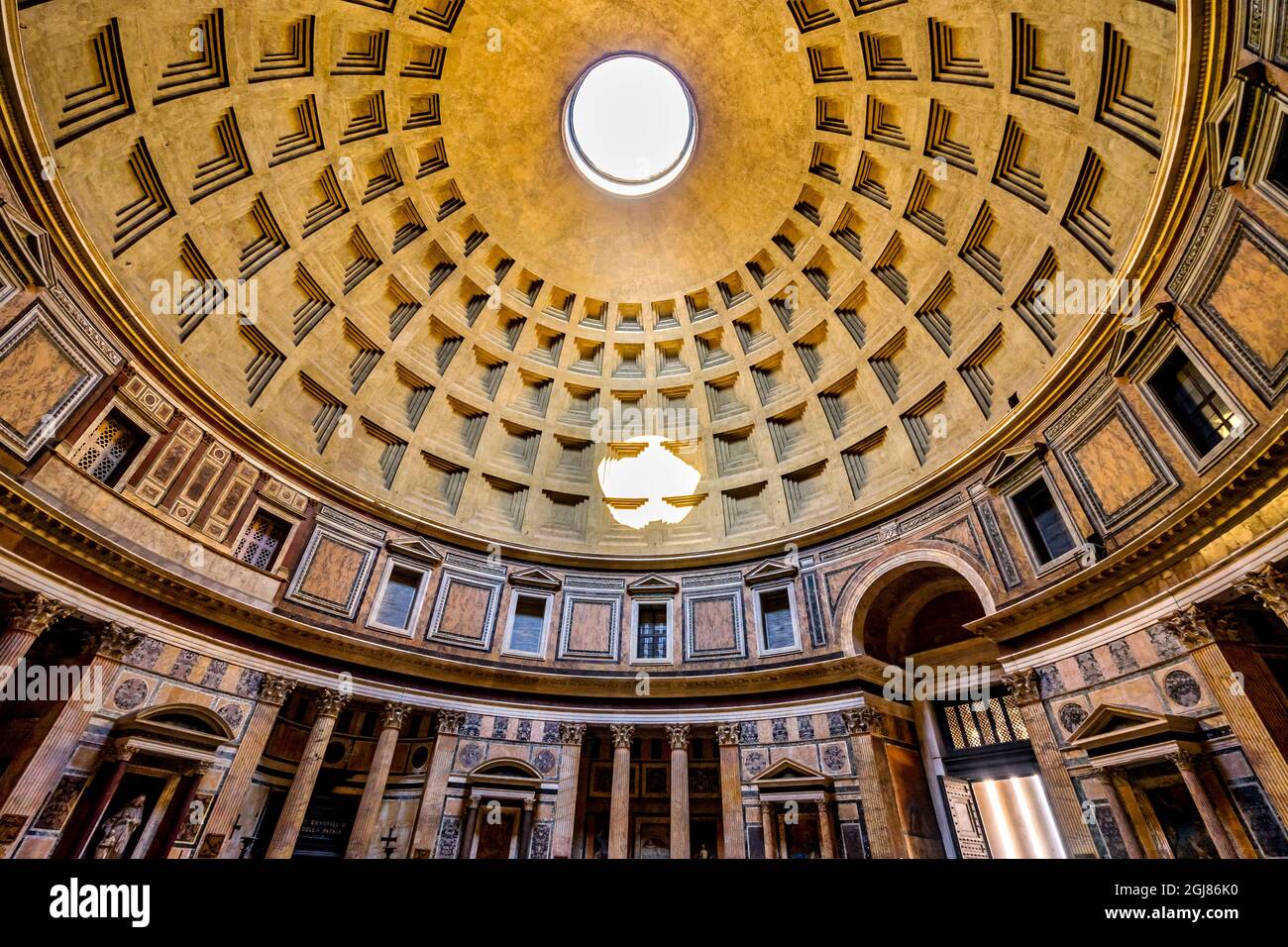 Dome Oculus Pantheon, Rome, Italy. Rebuilt by Hadrian in 118 to 125 AD  Became oldest Roman church in 609 AD. Oculus, hole, provides only light  Stock Photo - Alamy