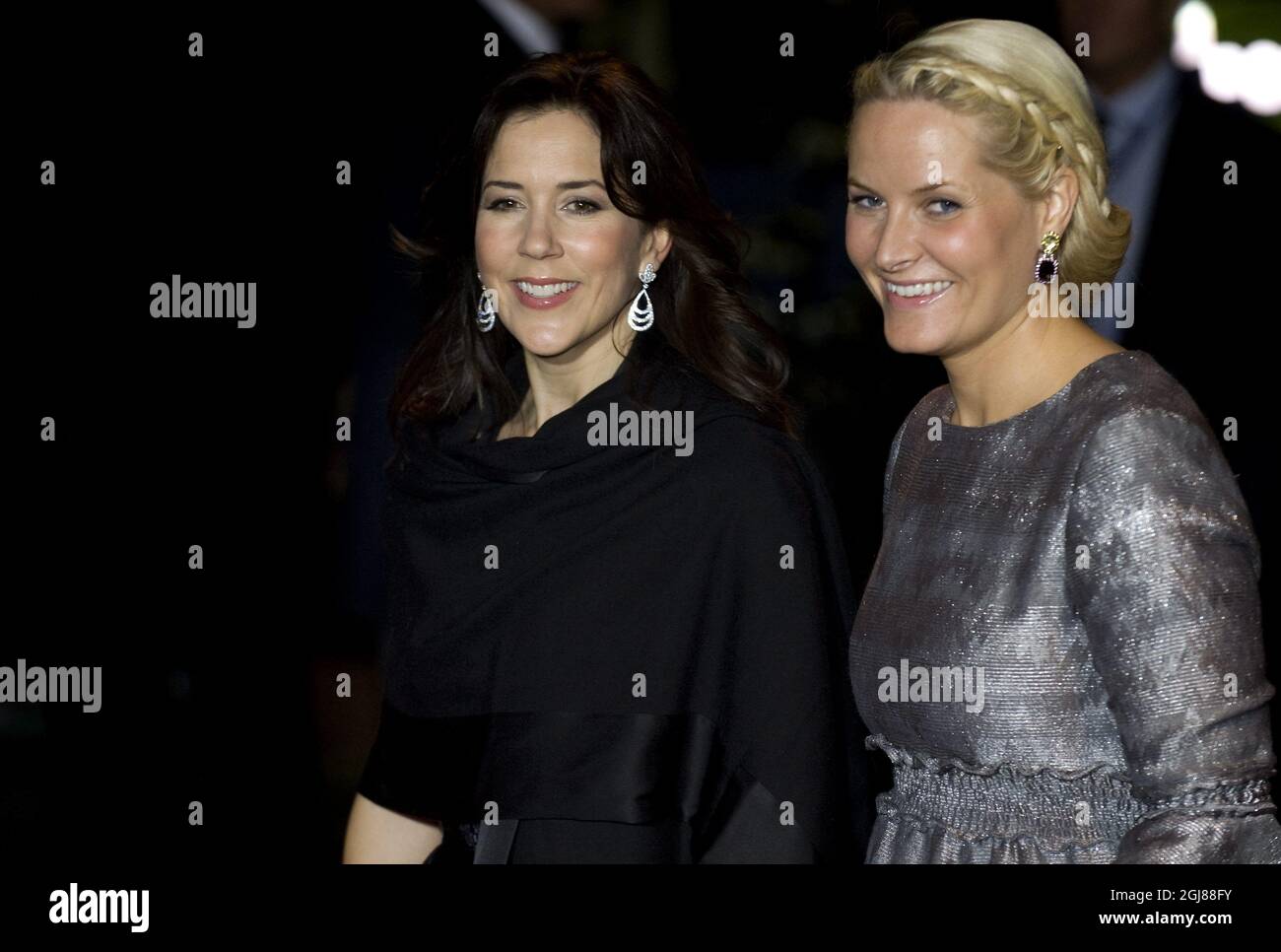 STOCKHOLM 20091119 Crown Princess Mary of Denmark and Crown Princess Mette-Marit of Norway and other European royals arrive to the Berwald Hall in Stockholm for a jubilee concert to celebrate the 20th Anniversary of the The United Nations Convention on the Rights of the Child (UNCRC). Foto: Pontus Lundahl / SCANPIX / code 10050  Stock Photo