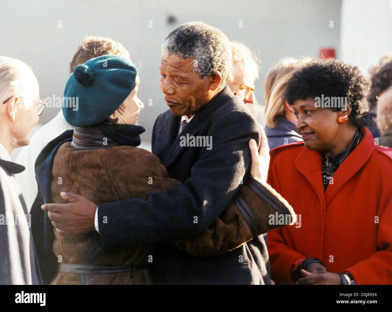 ARKIV 1990-03-12 *For your files* ANC- leader Nelson Mandela is seen hugging Lisbeth Palme, the widow of the late Swedish Prime Minister Olof Palme, during the arrival to Stockholm, Sweden, March 12, 1990. At righ Winnie Mandela Foto: Anders Holmstrom / SCANPIX / Kod: 1008  Stock Photo