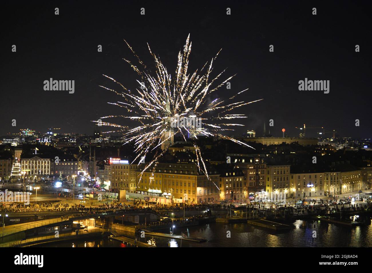 STOCKHOLM 20131231 New years eve celebrations with fireworks over the Skeppsbron street in central Stockholm at midnight 31 dec 2013. Foto Anders Wiklund / TT code 10040  Stock Photo